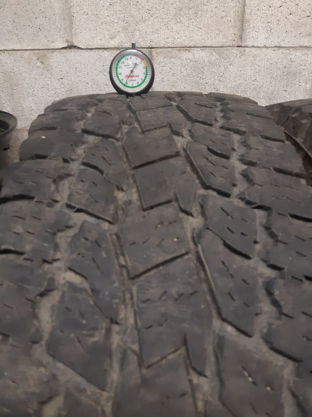 Toyo Open Country A/T 2 Xtreme 10PR 285/65/18 - Pneu d'été usagé