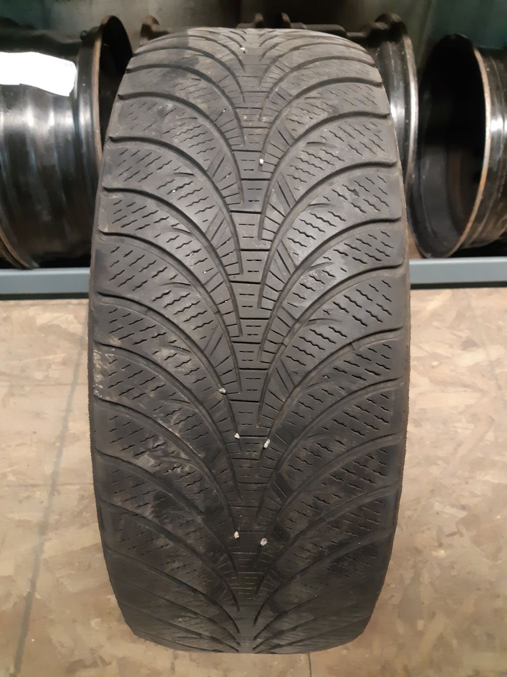 Goodyear UltraGrip Ice WRT 235/60/16 - Pneu d'hiver usagé