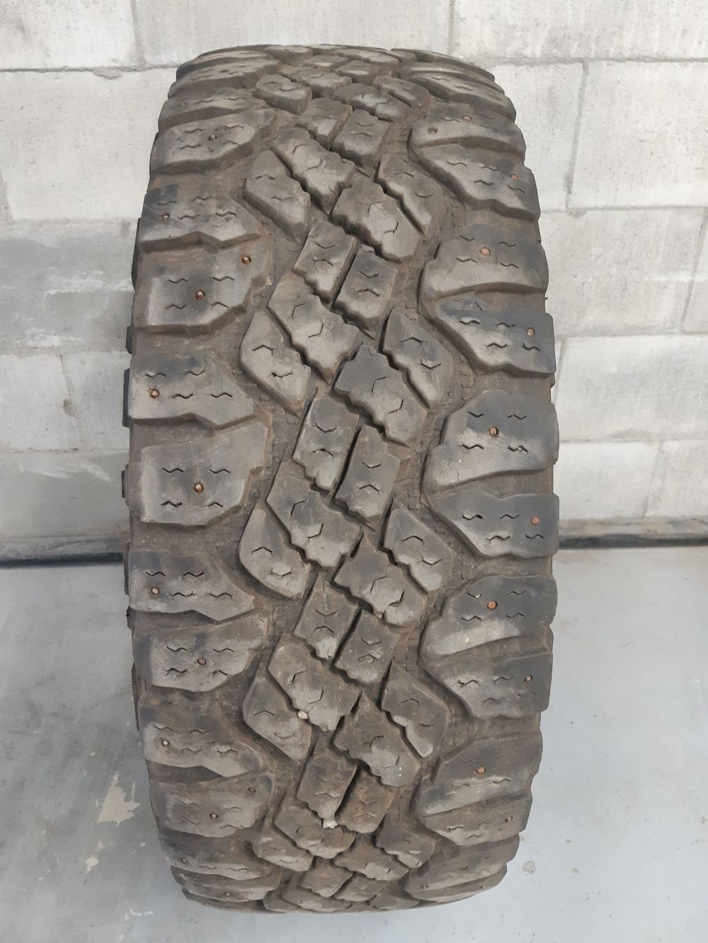 Goodyear "Clouté" Duratrac Wrangler 285/70/17 - Pneu 4 saisons homologué hiver usagé