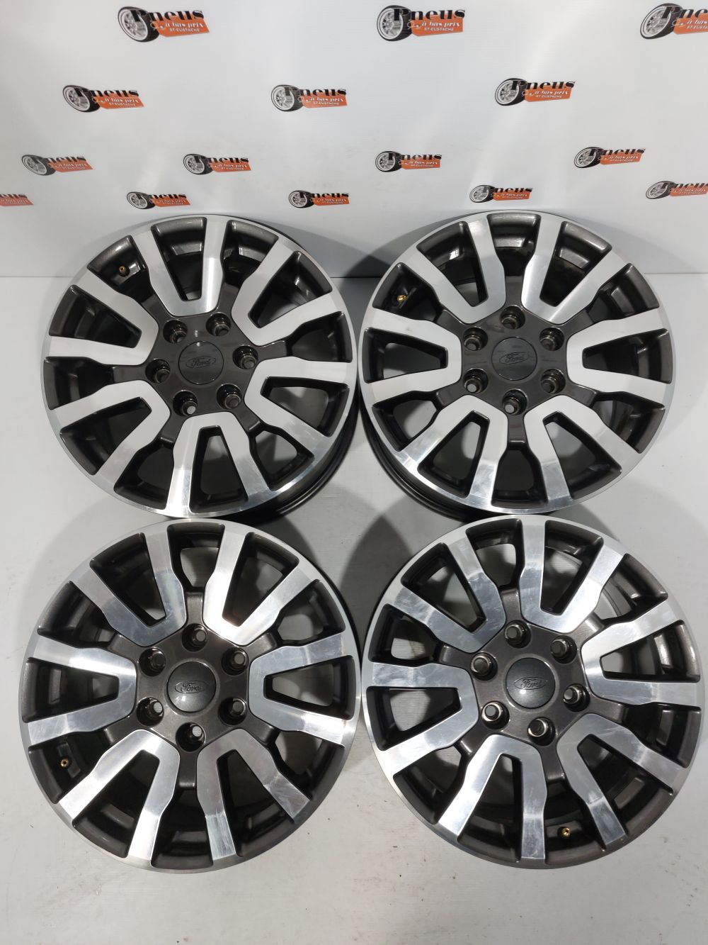 Roue en aluminium usagée Ford Silver , Noir Charbon / Dimensions : 18x8 / Boulons : 6x139.7mm