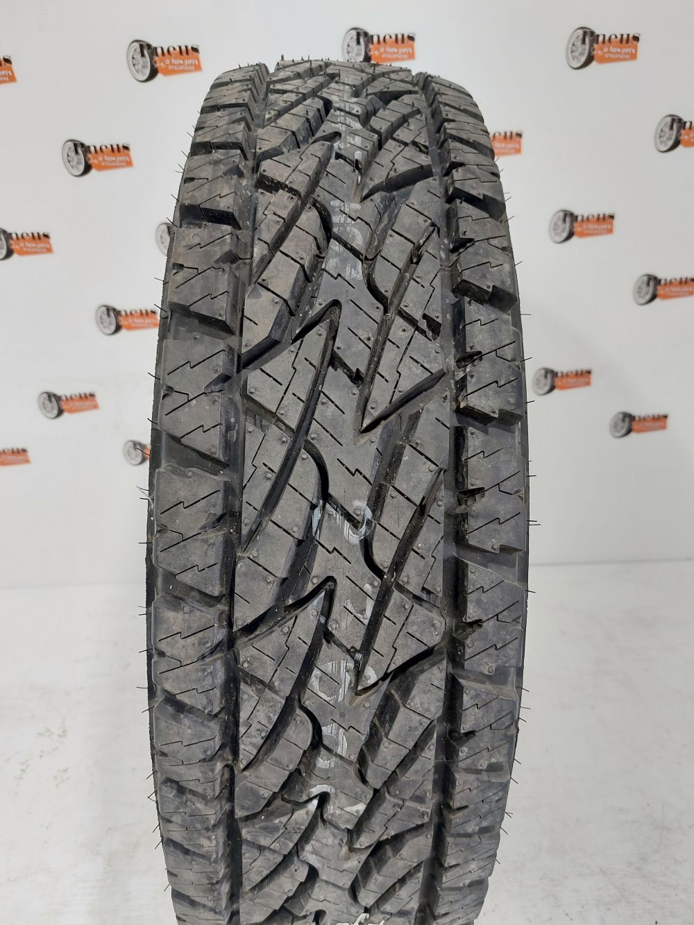 Bridgestone Dueler A/T Revo2 235/85/16 - Pneu d'été usagé