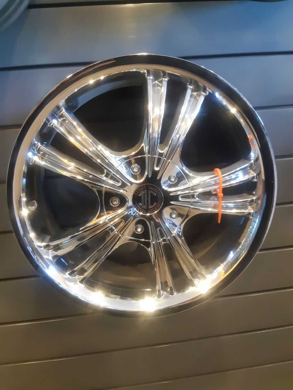 Roue en aluminium neuve 2Crave Chrome / Dimensions : 17x7 / Boulons : 4x100mm4x114.3mm