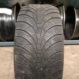 Goodyear UltraGrip Ice WRT 235/60/16 - Pneu d'hiver usagé