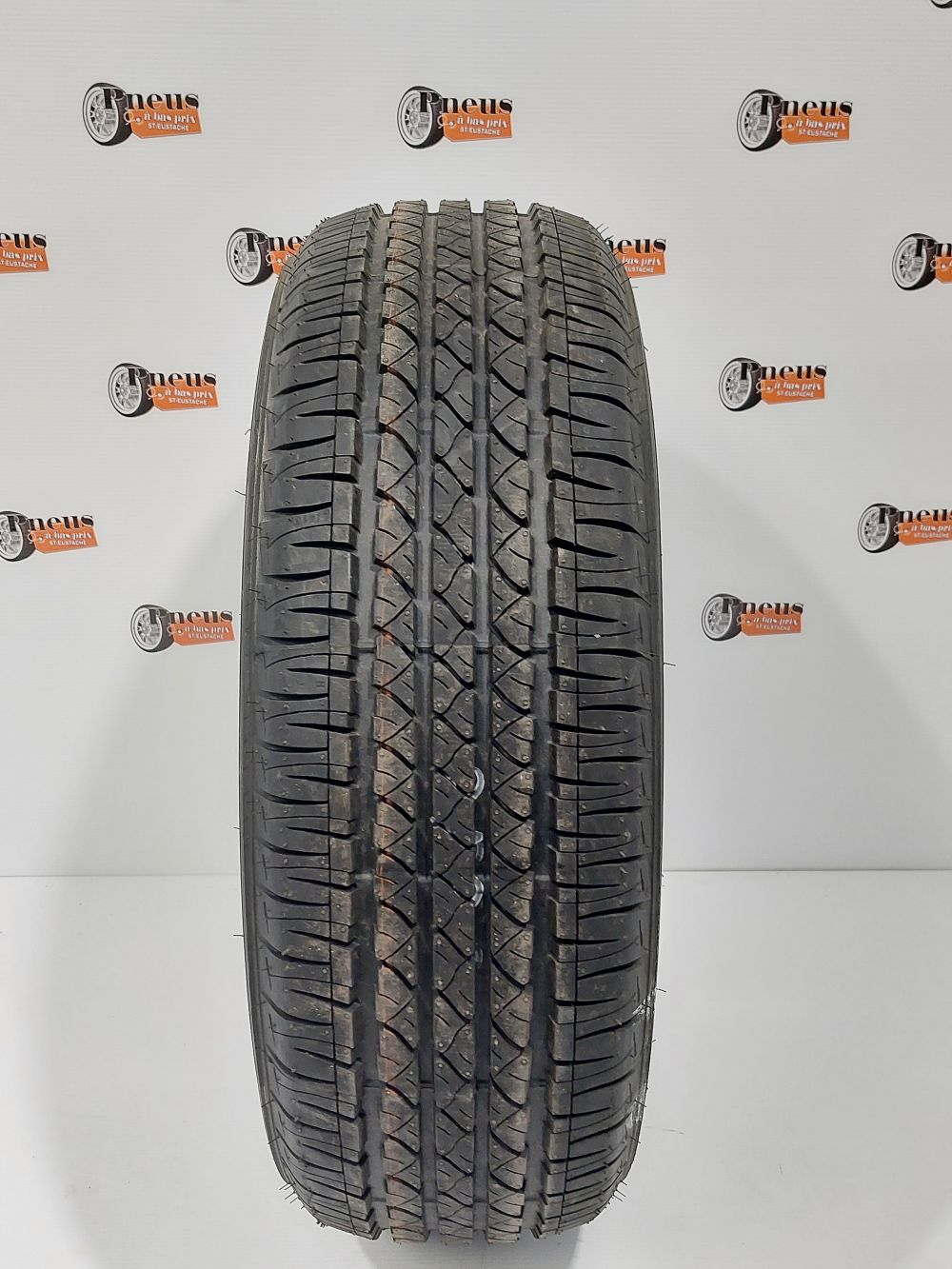 Firestone Affinity Touring T4 215/60/17 - Pneu d'été usagé – Pneus Usagés  Dépôt